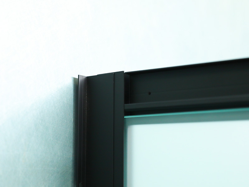 SQ Imber Labens Enclosusre, Matt Tempered Glass Cum Typographia, Nigrum Aluminium Profile, Duplex perforata manubrio cum Tray SQ Imber Labens Enclosusre, Matt Tempered Glass Cum Typographia, Nigrum Aluminium Profile, Duplex perforata manubrio cum Tray