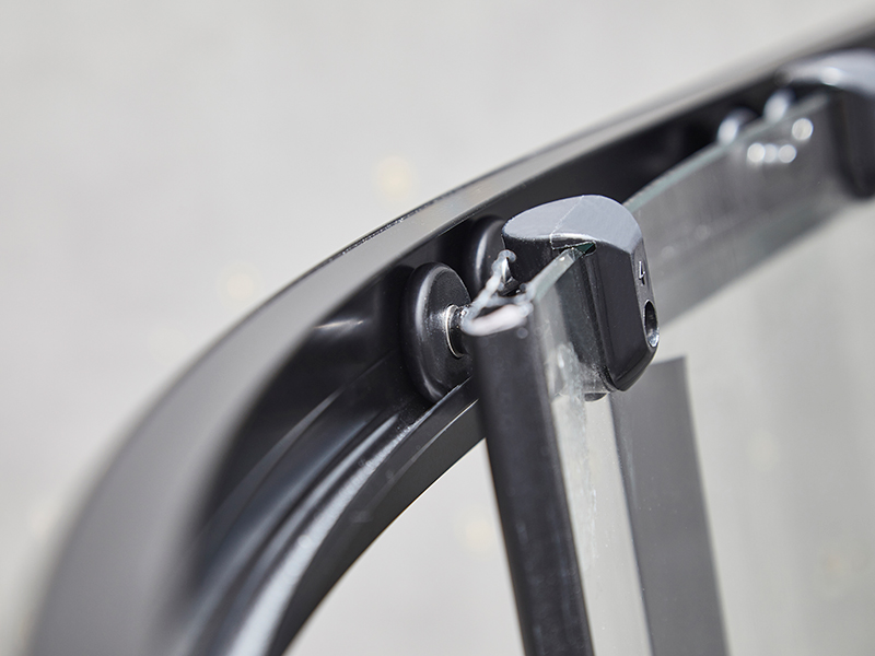 SE Imber clausura illapsum, Serenum Vitrum Temperatum, Aluminium Nigrum Profile, Duplex Foramina Palpate, Sine Tray SE Imber clausura illapsum, Serenum Vitrum Temperatum, Aluminium Nigrum Profile, Duplex Foramina Palpate, Sine Tray